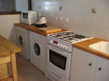 Cuisine avec lave linge et seche linge